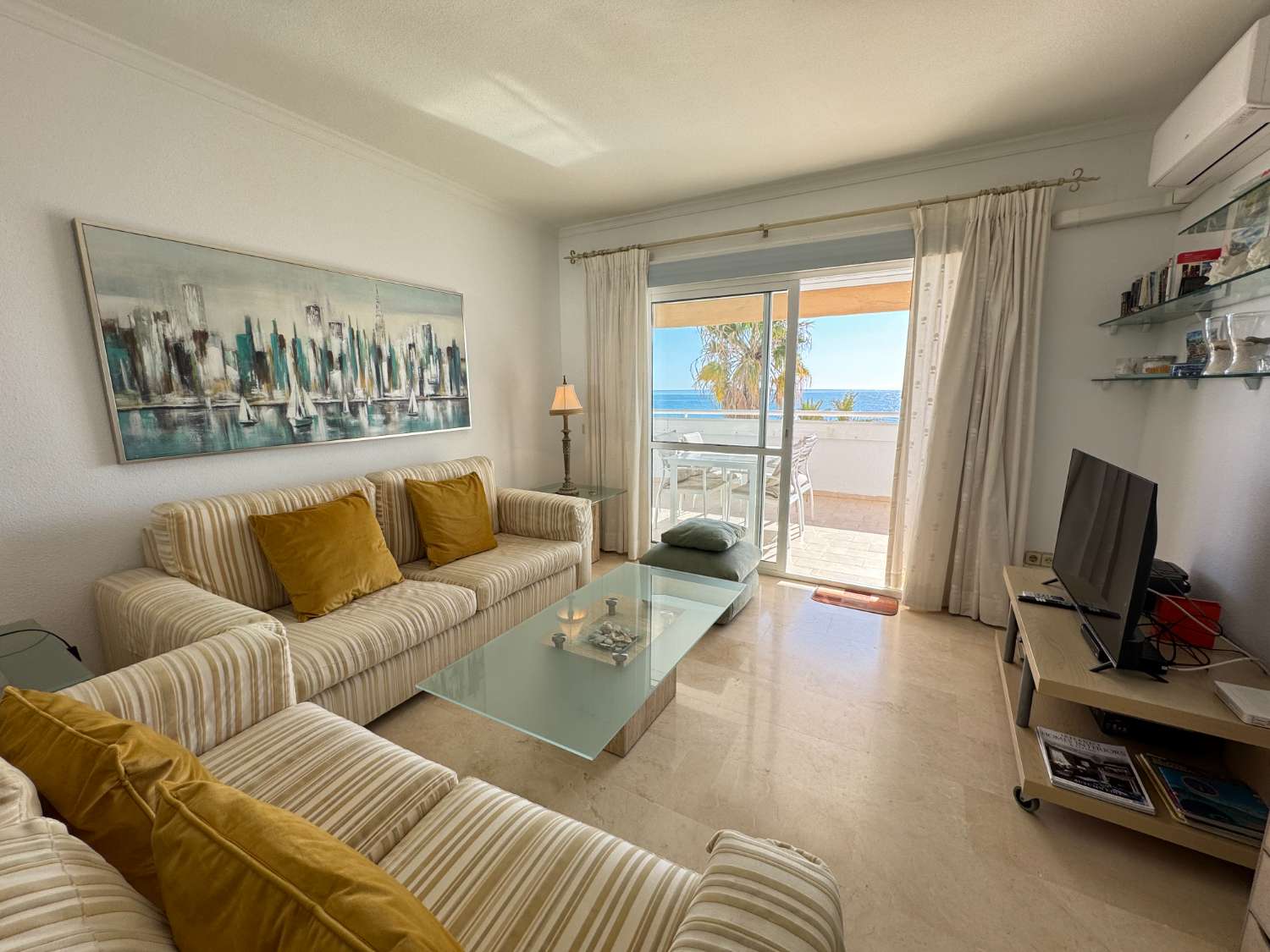 Front line beach flat in Fuengirola — Fuengirola