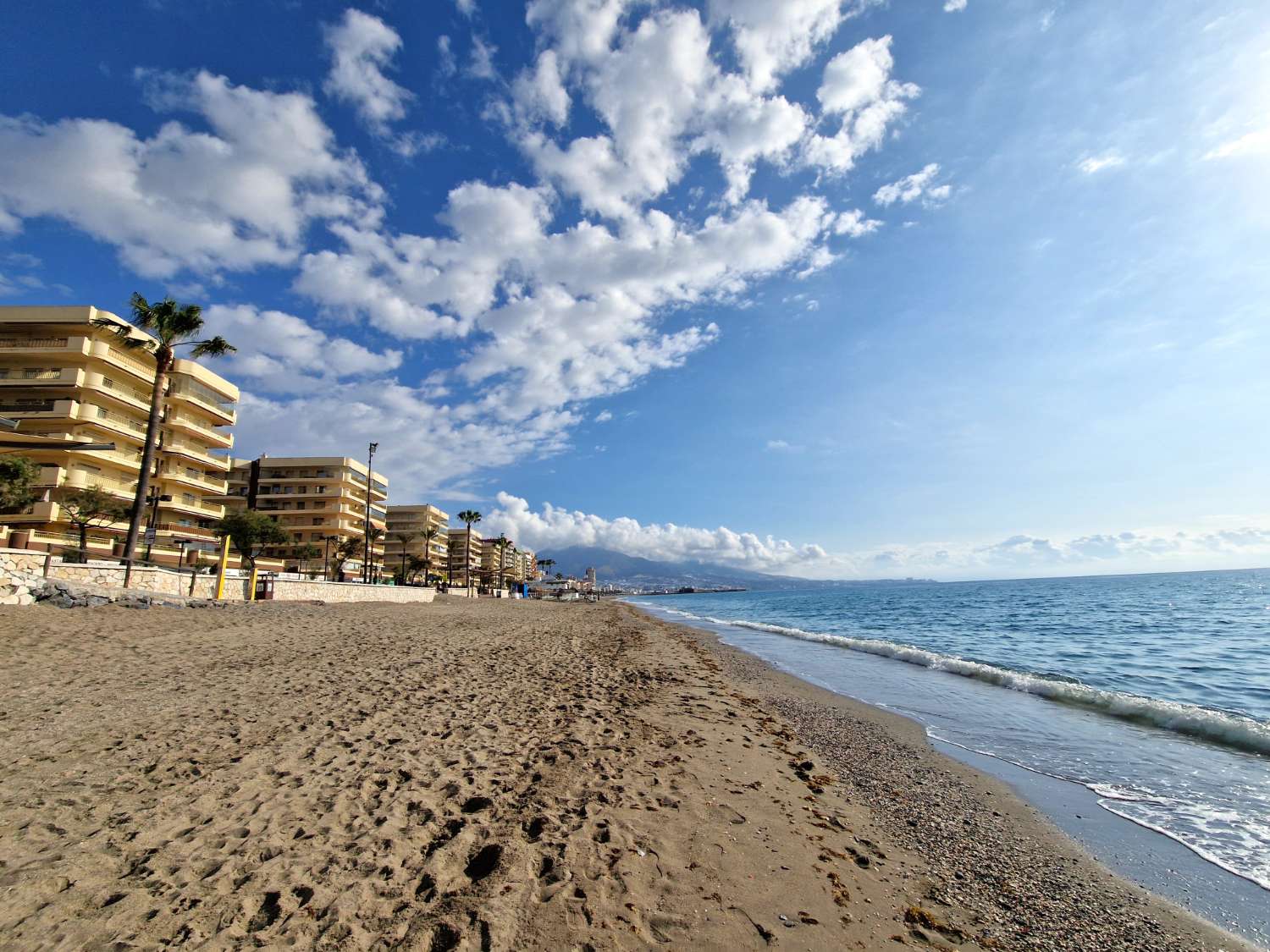 Next to the beach, 2 bedrooms, 2 bathrooms, Fuengirola — Fuengirola