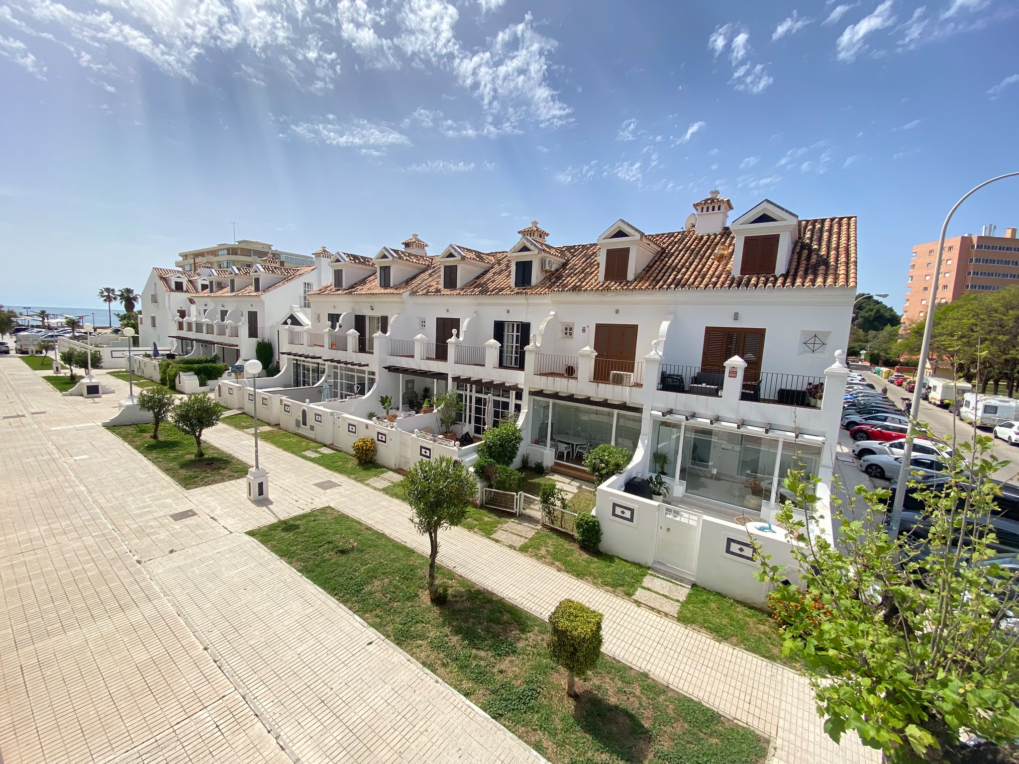 Das Mittelmeer zu genießen war noch nie so einfach. Diese herrliche Immobilie, nur 100 Meter vom Strand entfernt, vereint Weitläufigkeit, Helligkeit und eine privilegierte Lage, um den Lebensstil der Costa del Sol zu genießen., Sohail Fuengirola