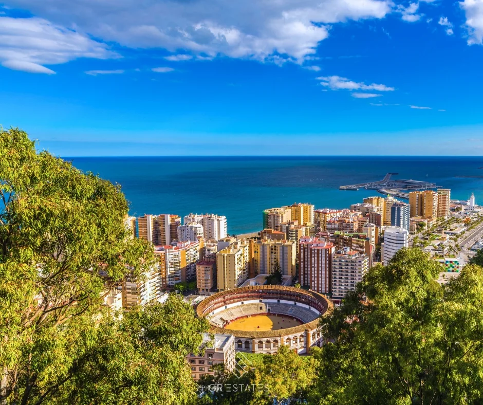 Panoramautsikt över Málaga stad, hamnen och Medelhavet