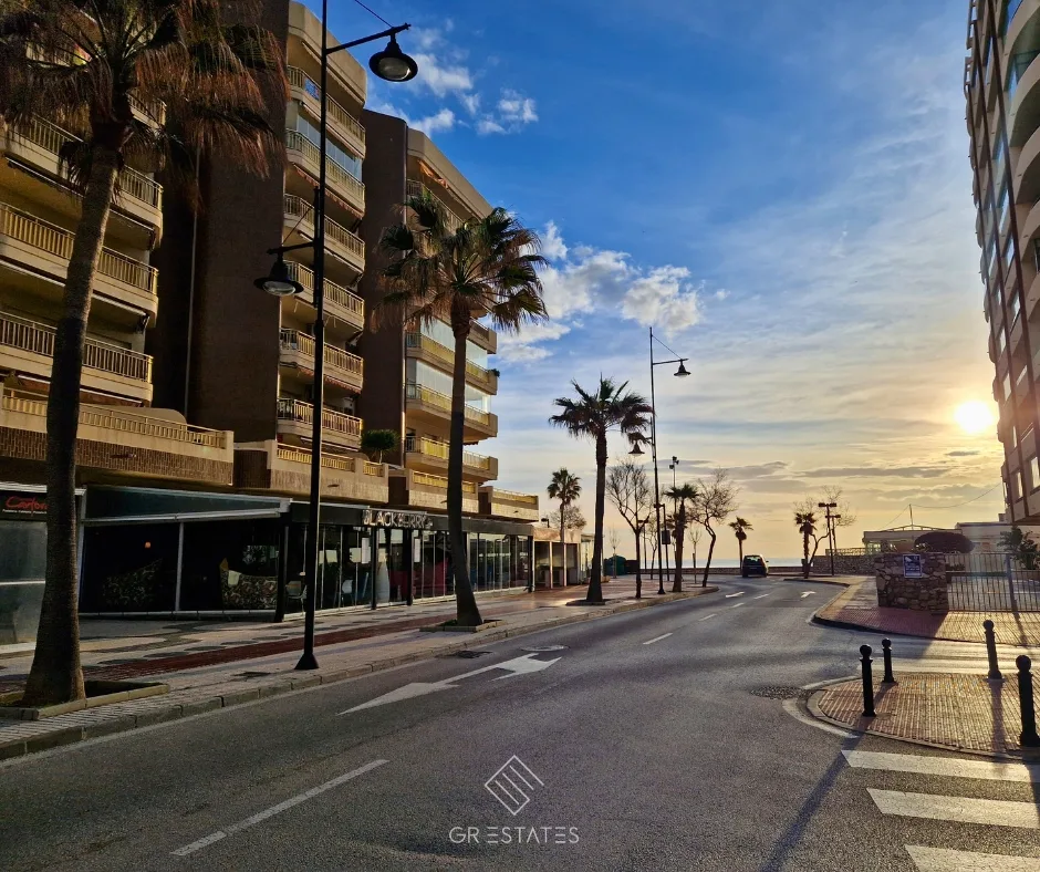 Wintersonne über einer leeren Strandpromenade an der Costa del Sol